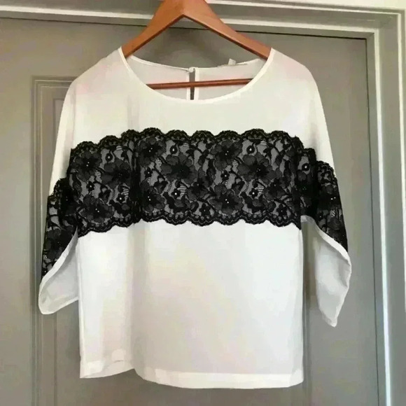 Gianni Bini cream top with lace - Picture 1 of 3
